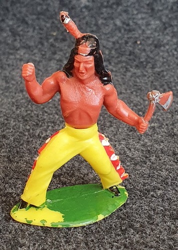 Indianerfigur mit streitaxt - indianerfigur,